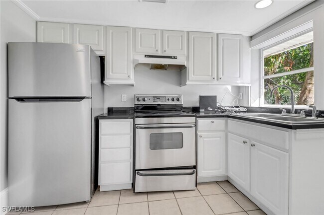 Building Photo - 156 4th St