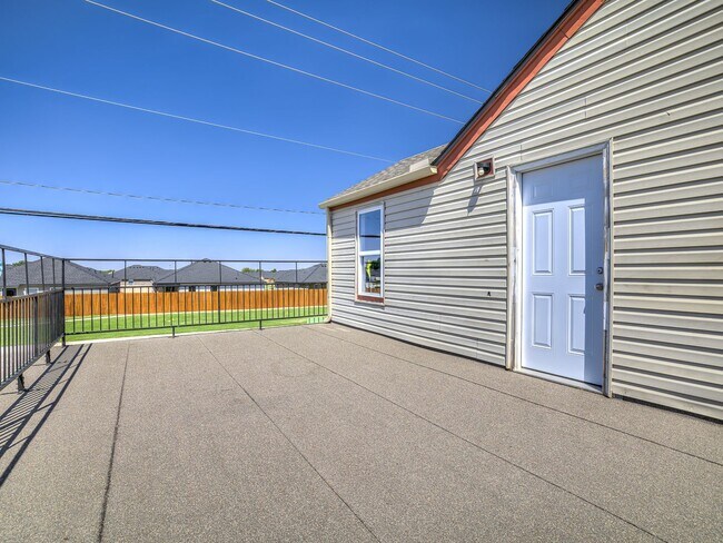Building Photo - Charming Home + Balcony + Centrally Located in OKC + 3 bedrooms