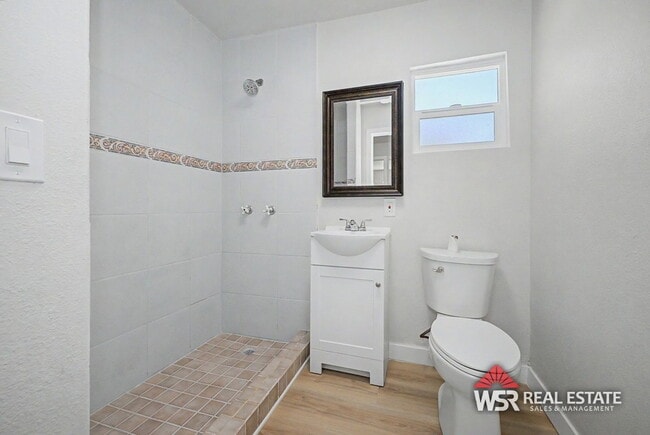 Building Photo - 3625 Everest Ave