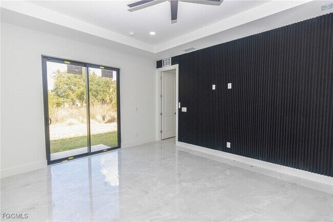 Building Photo - 843 Duplex St E