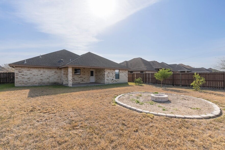 Building Photo - 210 Miranda Ln