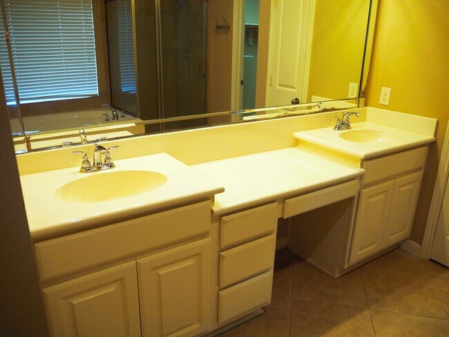 Building Photo - 28607 Green Hedge Dr