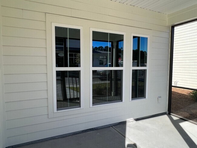 Building Photo - Lovely Three Bedroom Townhouse in Washington Square!- Half Off First Month's Rent For Qualified A...