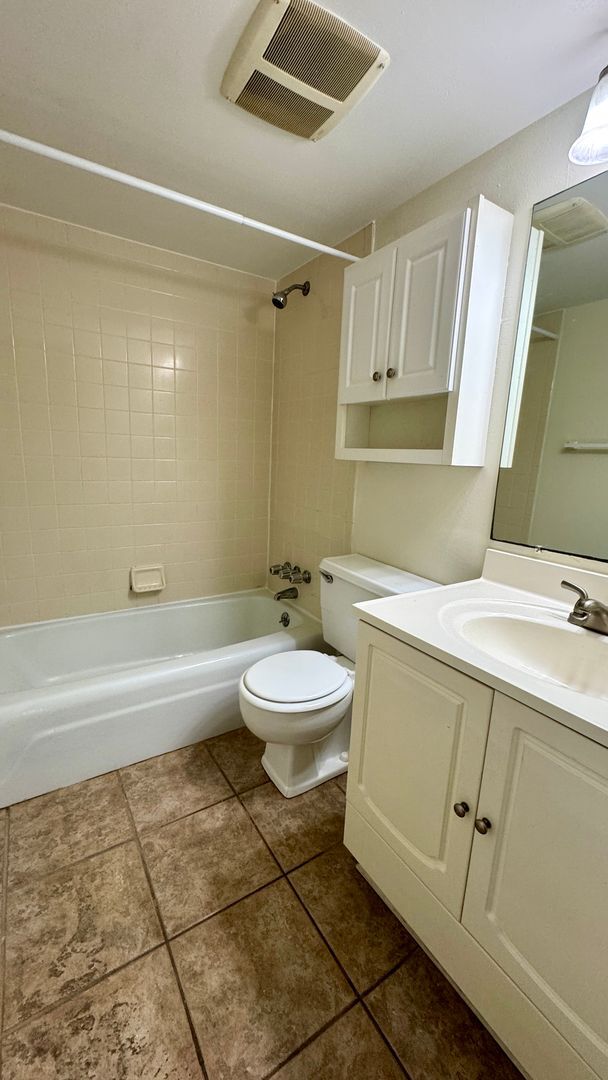 Building Photo - Great location! - FREE PARKING - Walk To Shands and VA