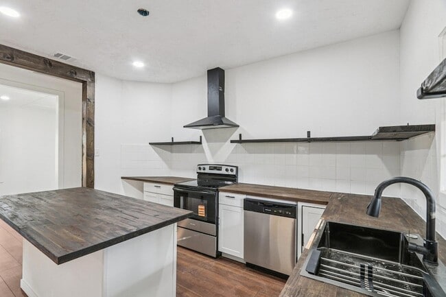 Building Photo - 385 Alta Vista Dr