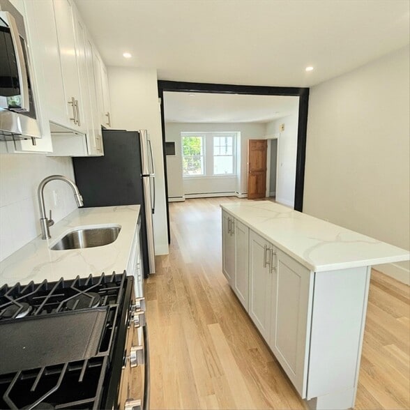 Building Photo - 23 Roberts St