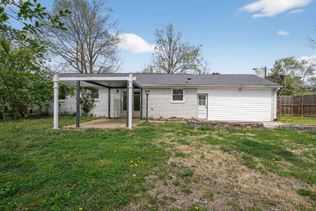 Building Photo - 138 Carriage Dr