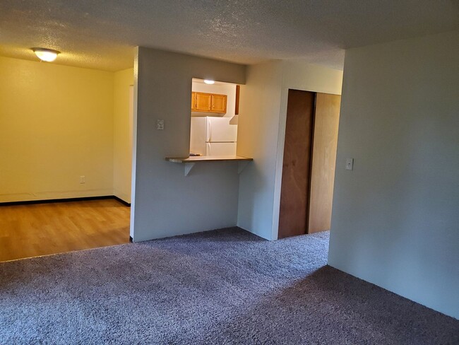 Building Photo - 2 bedroom 1 bath Lower Level Apartment in ...