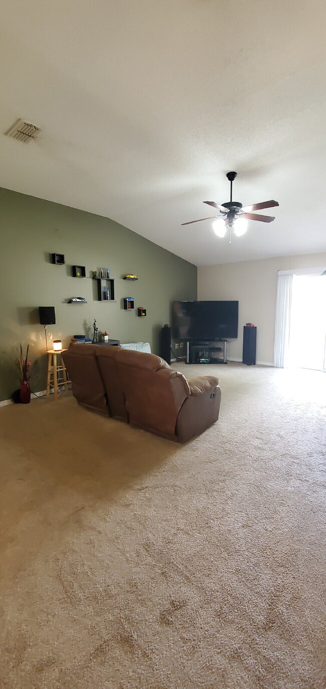 Building Photo - "Spacious 4-Bed Family Home in Milton with...