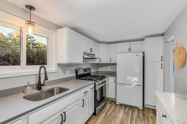 Building Photo - 2 Clover Hill Rd