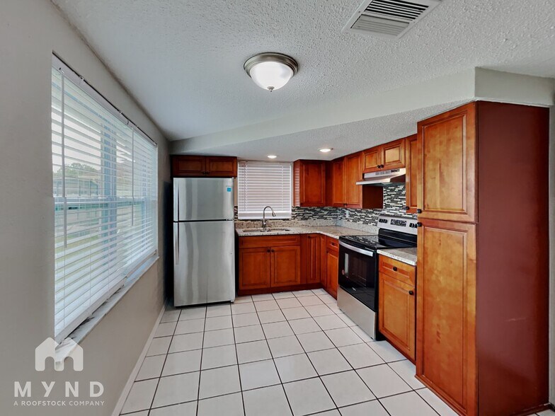 Building Photo - 9724 Lakeside Ln