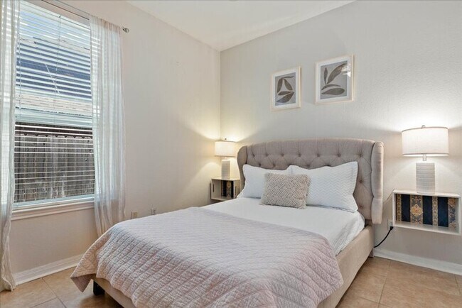 Building Photo - 1505 Laurel Oak Loop