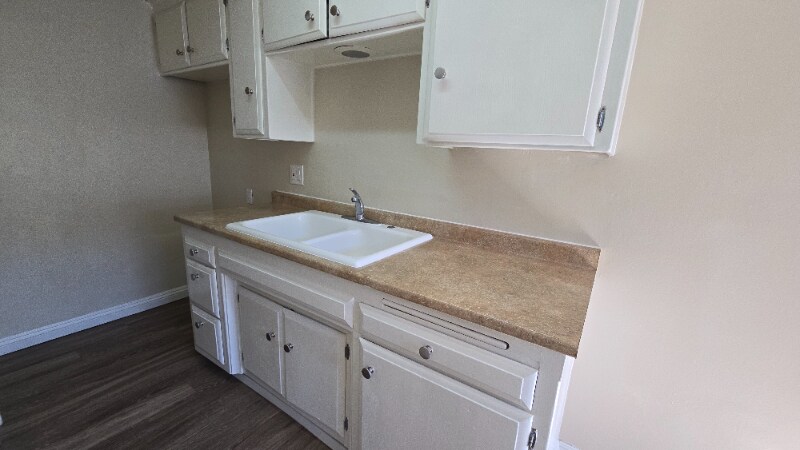 Building Photo - 260 N Oak Ave