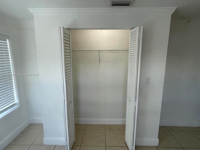 Building Photo - 1021 N Victoria Park Rd