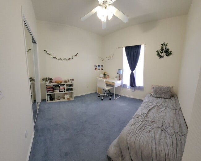 Building Photo - Beautiful 3 bed 2.5 bath home located in the Las Colinas Area!
