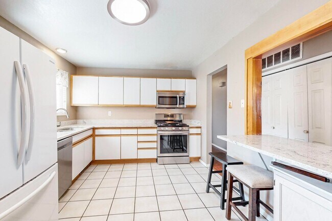 Building Photo - LOMAS/JUAN TABO 3 Bedroom 2 Bath 1/CG