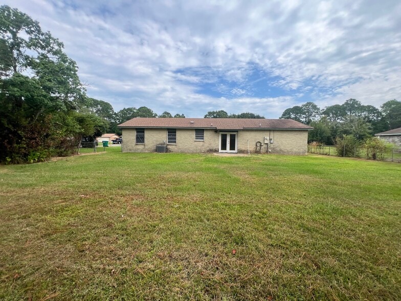 Building Photo - 2619 Calle Hermosa St