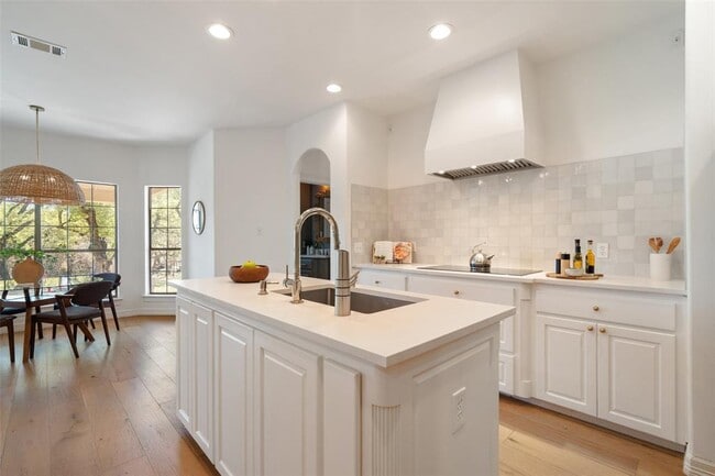 Building Photo - 403 Stirrup Dr