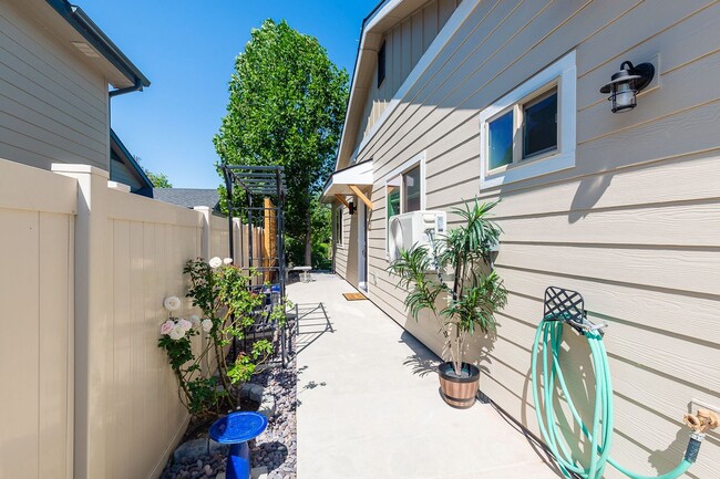 Building Photo - Charming Fully Furnished 1 Bedroom, 1 Bath...