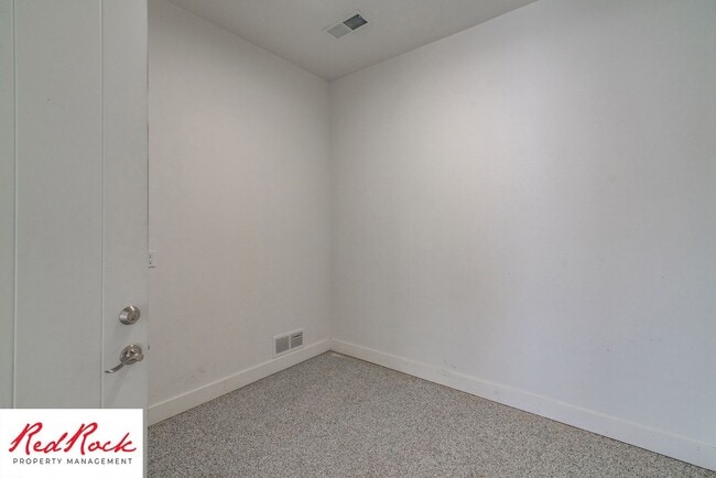 Building Photo - Pet Friendly 4 Bedroom Little Valley Home ...