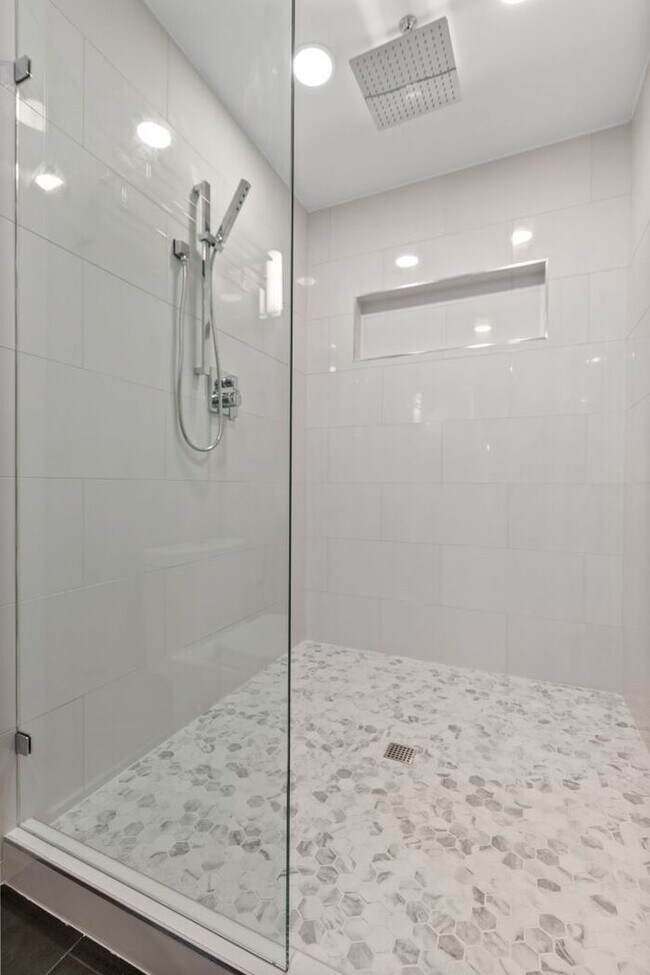 Building Photo - Enormous Waterfront Alki Condo w/ Stunning Views and Rare 2-Car Secure Parking