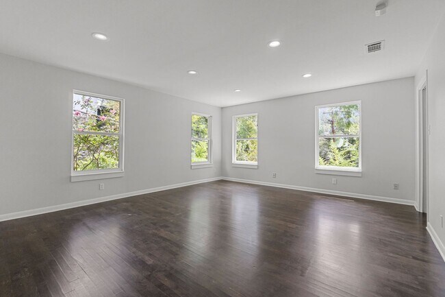 Building Photo - Tarrytown STUNNER!!!