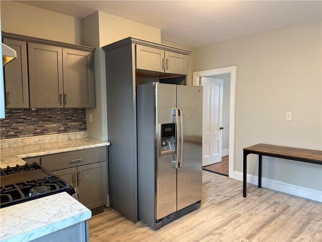 Building Photo - 125 Calverley St