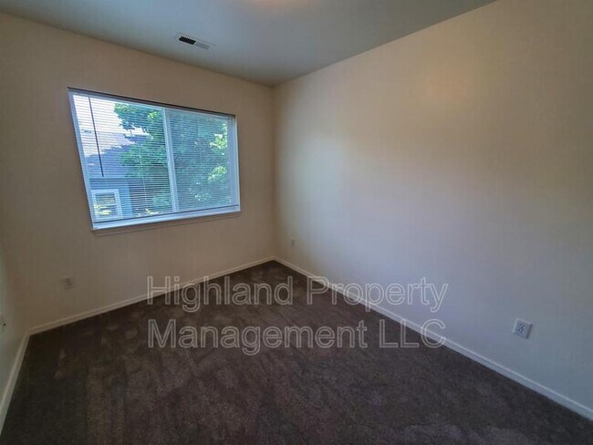 Building Photo - 324 NE Whitman St