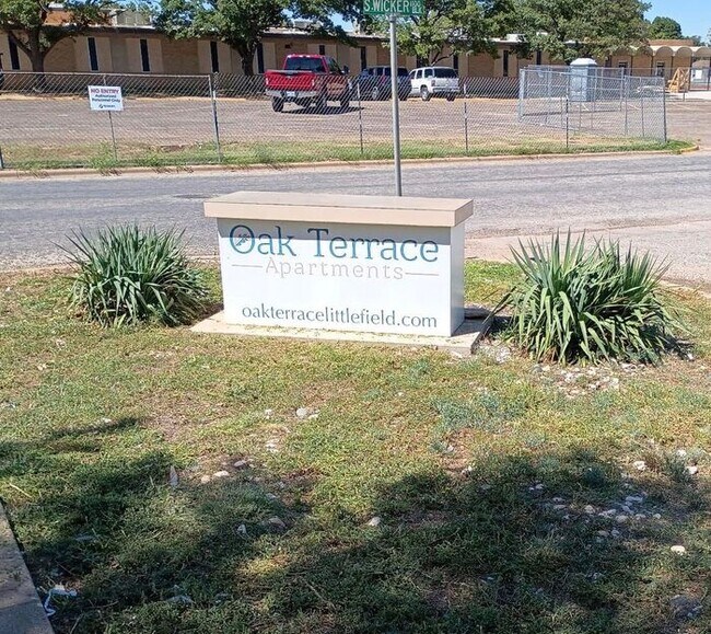 Building Photo - Fall Into A Spacious Home
