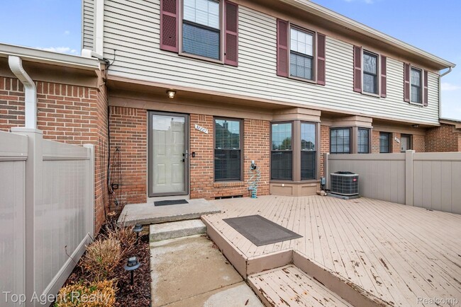 Building Photo - 38887 Country Cir