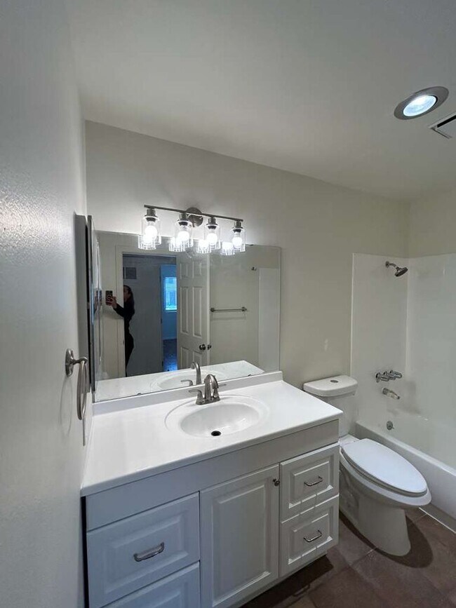 Building Photo - Upgraded 2 Bedroom 2 Bath Condo, Available Now!