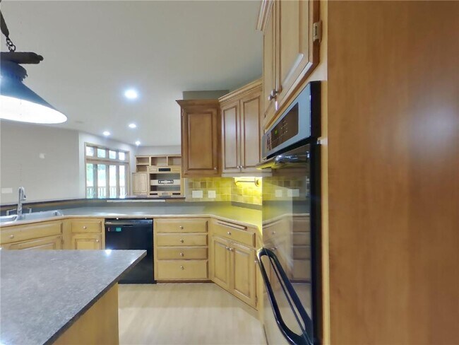 Building Photo - 8915 Umbria Pl N