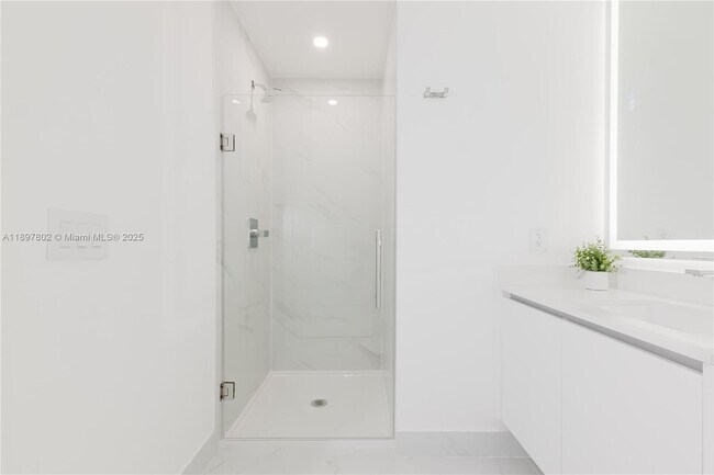 Building Photo - 700 NE 24th St