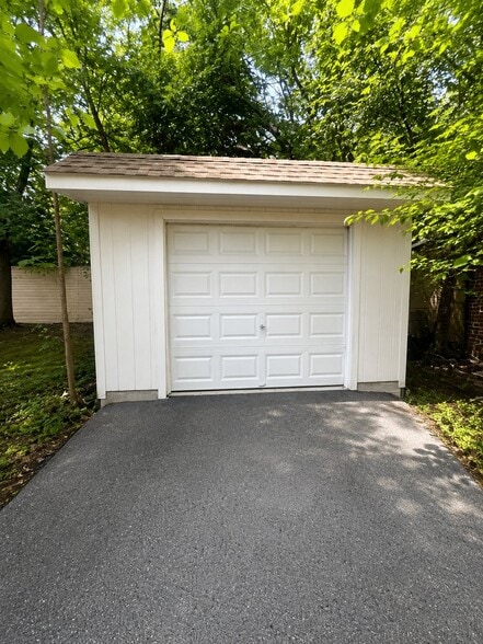 Building Photo - 1462 Parkhill Rd