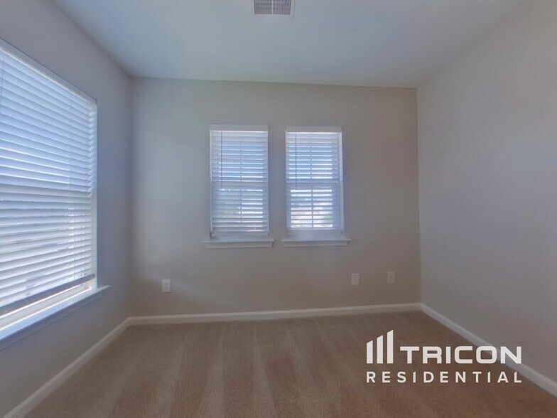 Building Photo - 379 Charter Oak Ct