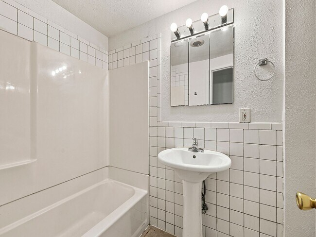 Building Photo - 2122 8th Ave