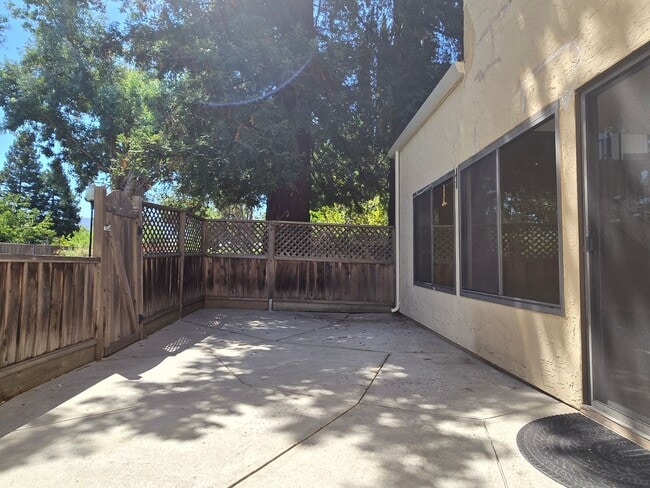 Building Photo - Nice and Spacious 2 Story End-Unit Townhom...