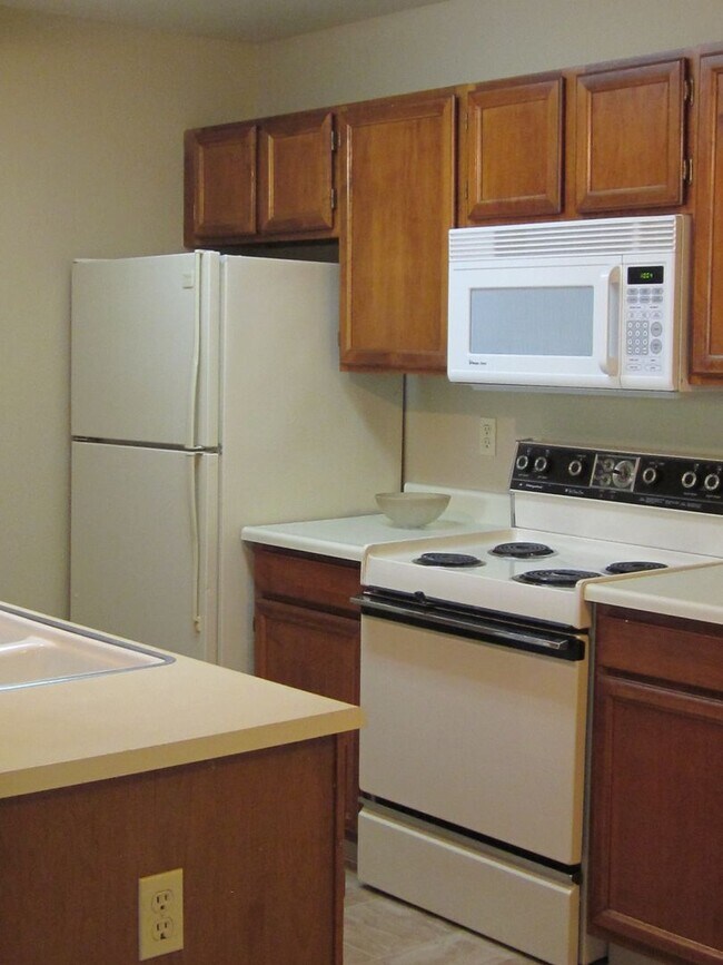 Building Photo - 2 Bed 1 Bath Washer/Dryer in unit!