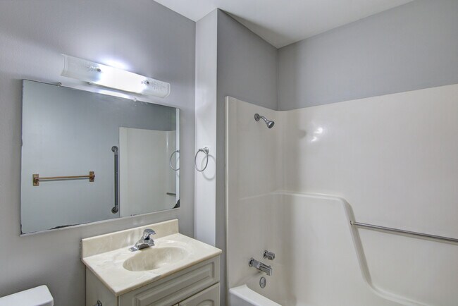 Building Photo - 2228 Peters Dr