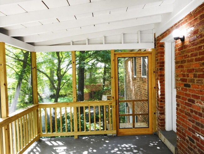 Building Photo - Elegant Split-Level Living in Prime Falls Church Location