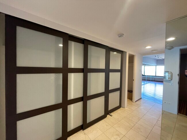 Building Photo - 175 E Delaware Pl