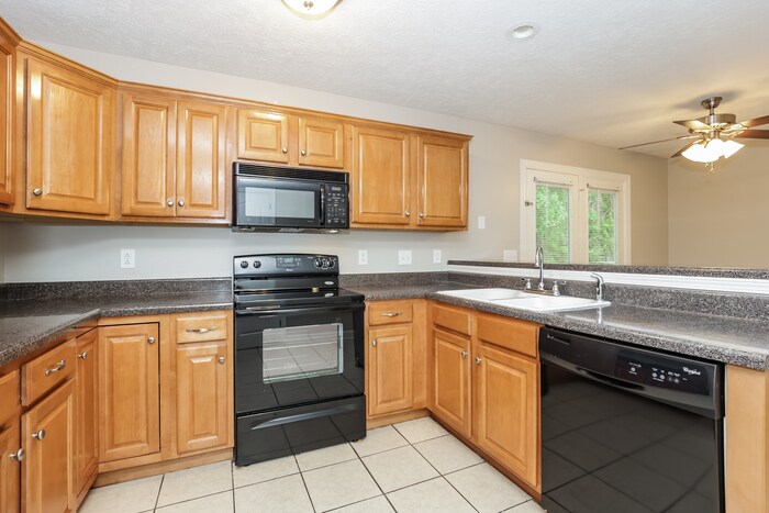 Building Photo - 2057 Aberdeen Cir