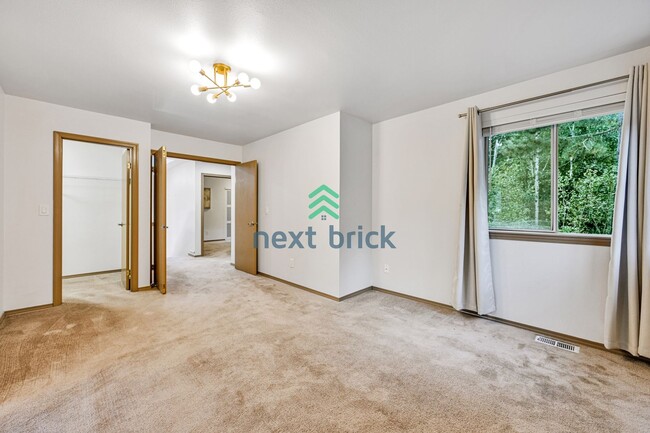 Building Photo - 3 BED & 2.5 BATH FOR RENT