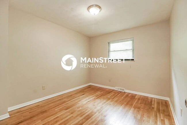 Building Photo - 4 Bedroom Pet-Friendly Home in Columbus, OH with Main Street Renewal