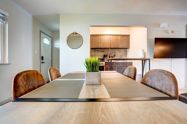 Building Photo - 9407 W Adler St