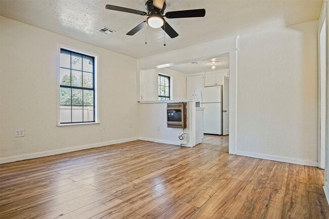 Building Photo - 2812 S Broadway Ave