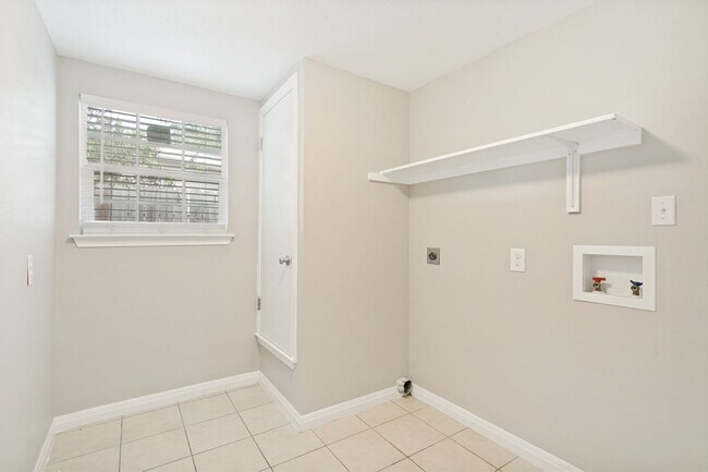 Building Photo - 5-BEDROOM HOME IN WILSHIRE TERRACE