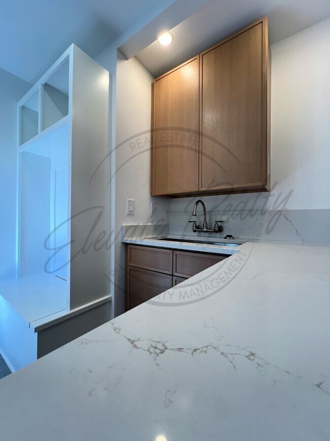 Building Photo - Modern Elegance in the Heart of Nashville ...