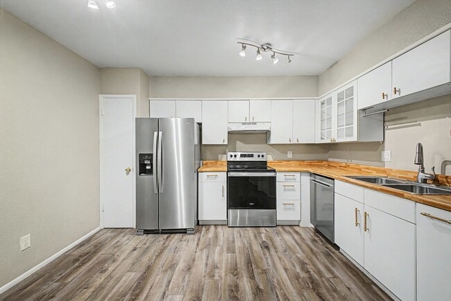 Building Photo - Charming Townhouse