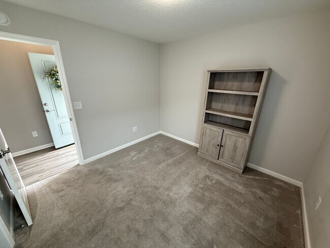 Building Photo - Fully Furnished, 3 Bed, 2 Bath, Turnkey ANNUAL Lease in the Village of Lake Denham